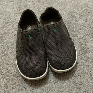 Kids boys olukai slip on size 13 in excellent condition